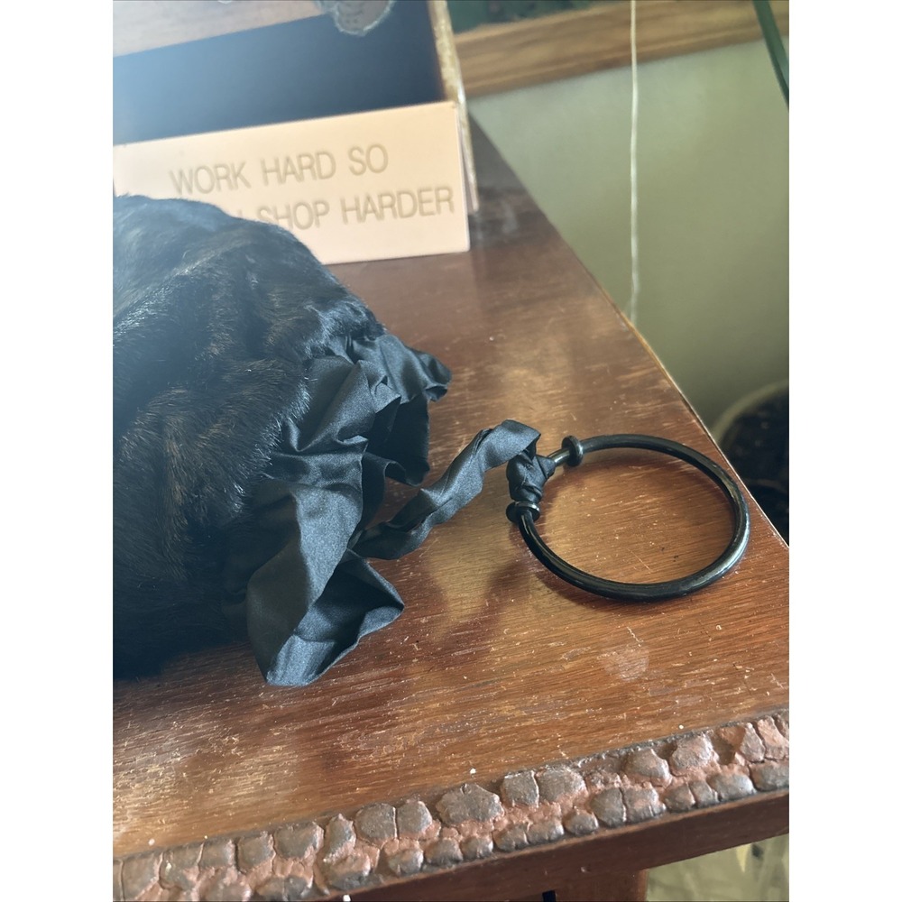 VINTAGE 1930s BLACK SHEARED FUR MUFF W SATIN LINING‎ & BAKELITE HANDLE/BRACELET - Picture 2 of 5